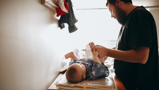 Cérebro de pais de primeira viagem pode encolher em até 2% após o nascimento do bebê, sugere estudo 