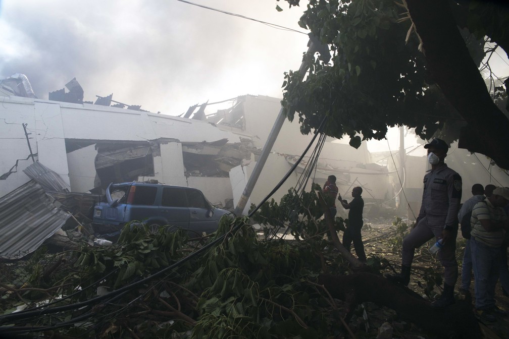 Destroços de explosão de fábrica de plástico na República Dominicana — Foto: Tatiana Fernandez/AP Photo