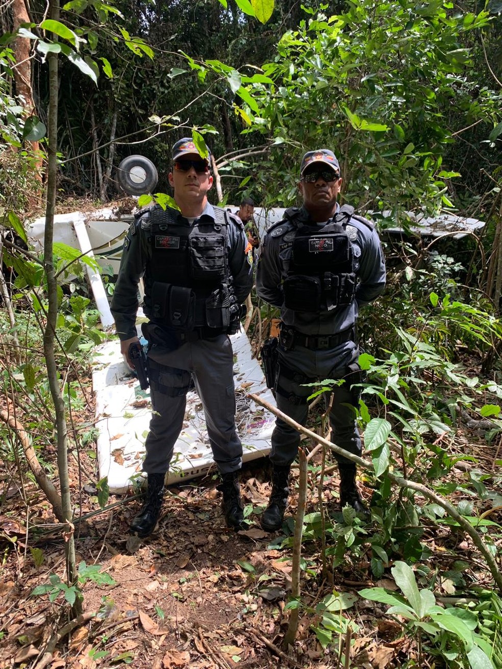 Policiais encontraram aeronave em mata fechada — Foto: Polícia Militar