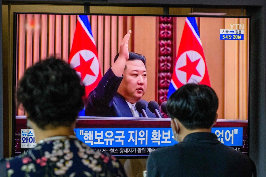 TV em Seul exibe reportagem sobre Kim Jong-un, líder da Coreia do Norte