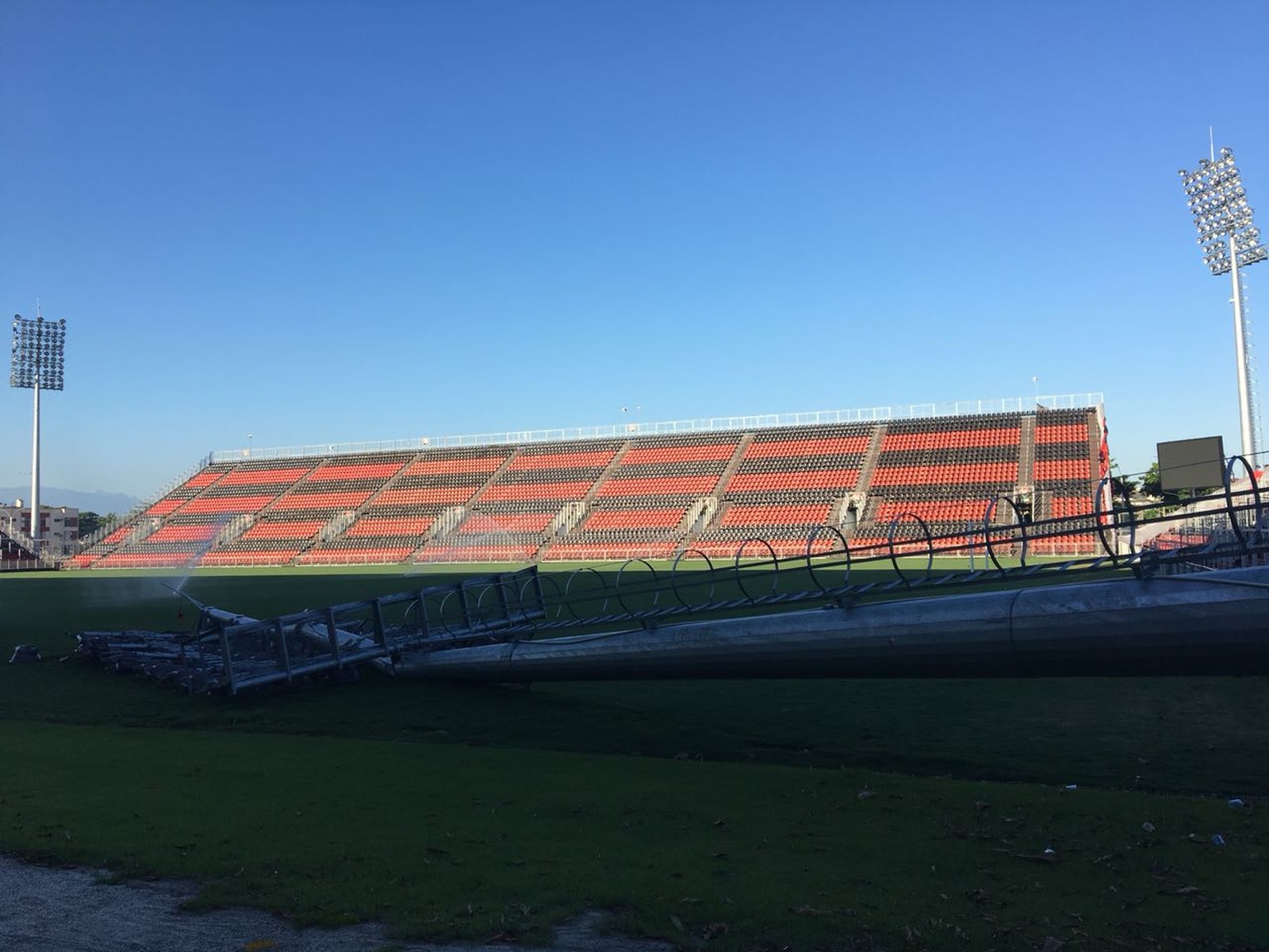 Fla planeja começar a retirar torres da Ilha do Urubu no fim de semana; novas fotos