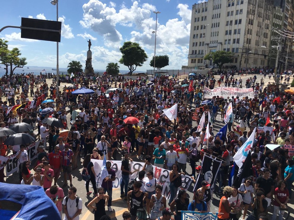 Salvador, às 12h30: Manifestantes chegaram na Praça Castro Alves — Foto: Maiana Belo/G1 Bahia
