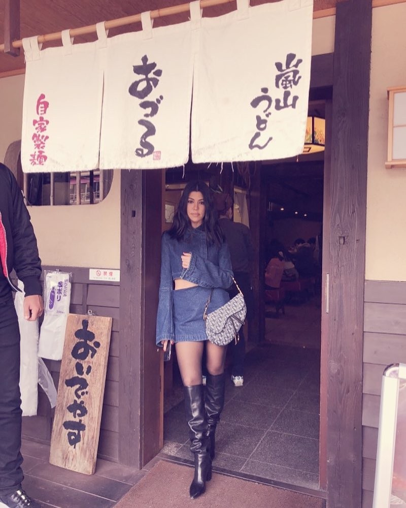 Kourtney Kardashian apostou na Saddle bag durante viagem para o Japão (Foto: Reprodução/Instagram)