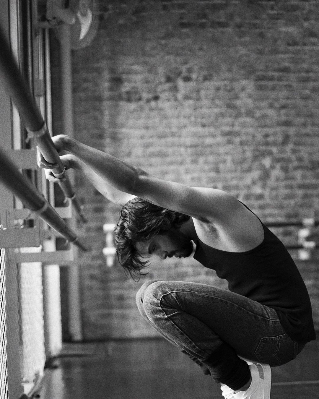 Rodrigo Simas dança no estúdio da coreógrafa Deborah Colker (Foto: Reprodução Instagram)