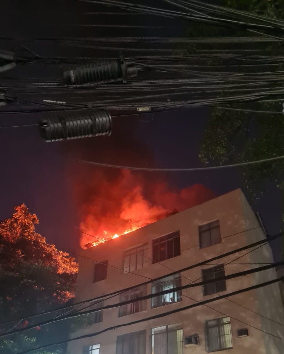 Incêndio atinge prédio em Botafogo