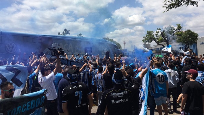 Torcida do Grêmio lota aeroporto e faz festa no embarque rumo à final em BH