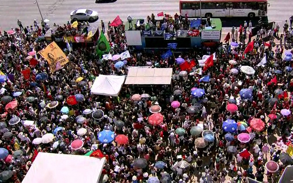 BRASÍLIA, 11h30: Manifestantes protestam nesta quinta-feira (30) na Esplanada dos Ministérios contra os cortes na educação — Foto: Reprodução/GloboNews