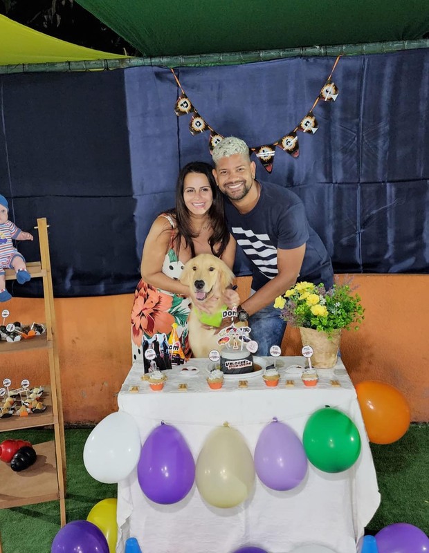 Viviane Araújo e Guilherme Militão comemoram primeiro aniversário de Dom, mascote da família (Foto: Reprodução/Instagram)