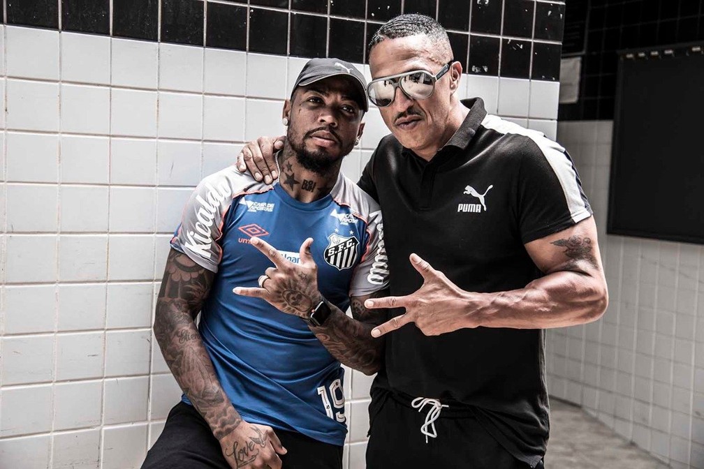 Marinho e Mano Brown no CT do Santos — Foto: Ivan Storti/Santos FC