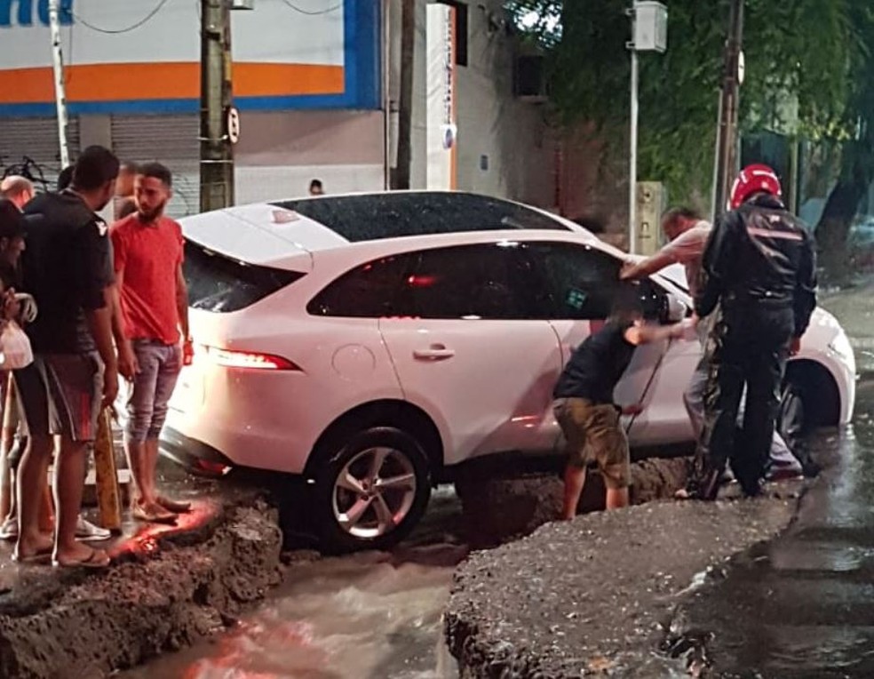 Alguns motoristas foram surpreendidos pela cratera na Avenida Abolição, em Fortaleza — Foto: Reprodução/SVM