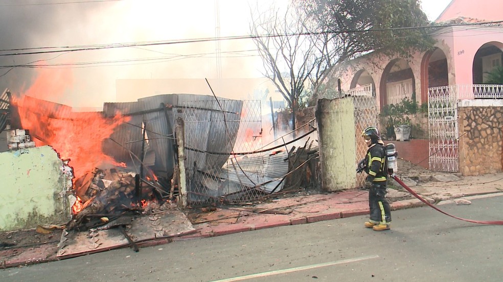Incêndio de grandes proporções destrói loja de móveis estofados no Centro de Teresina — Foto: Gustavo Cavalcante/ TV Clube