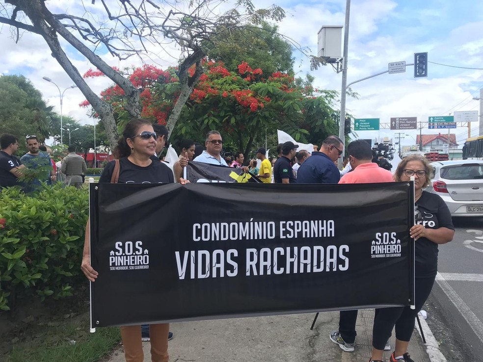 Moradores de conjuntos da região exibiam faixas para relatar a situação em que se encontram — Foto: Michelle Farias/G1