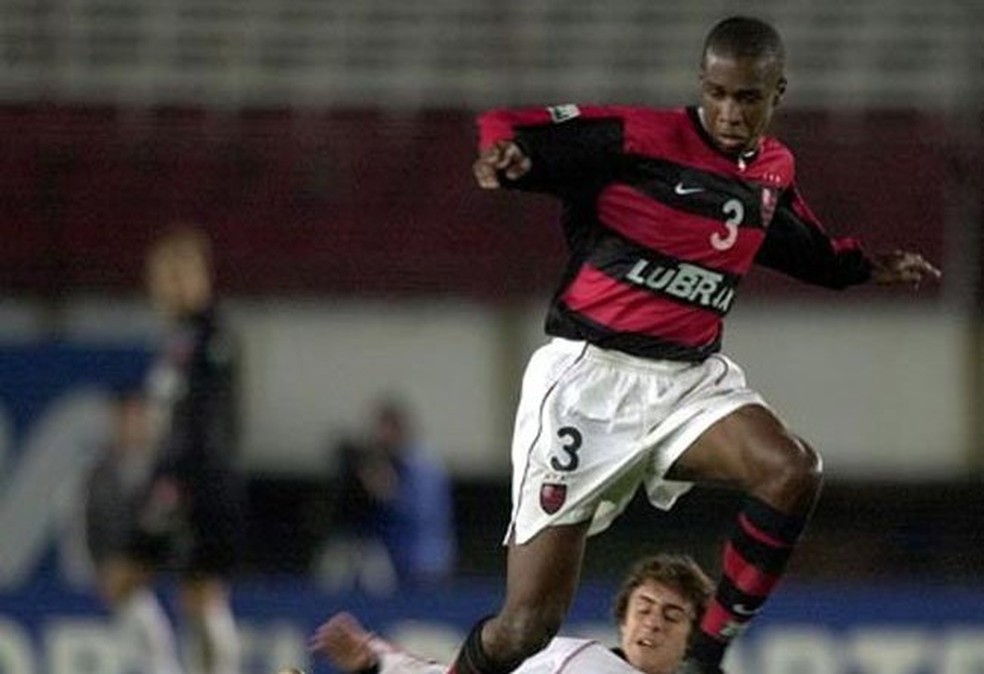Juan e Aimar em disputa no River x Fla de 2000. Zagueiro est&aacute; no elenco atual (Foto: FABIAN GREDILLAS / SPF)
