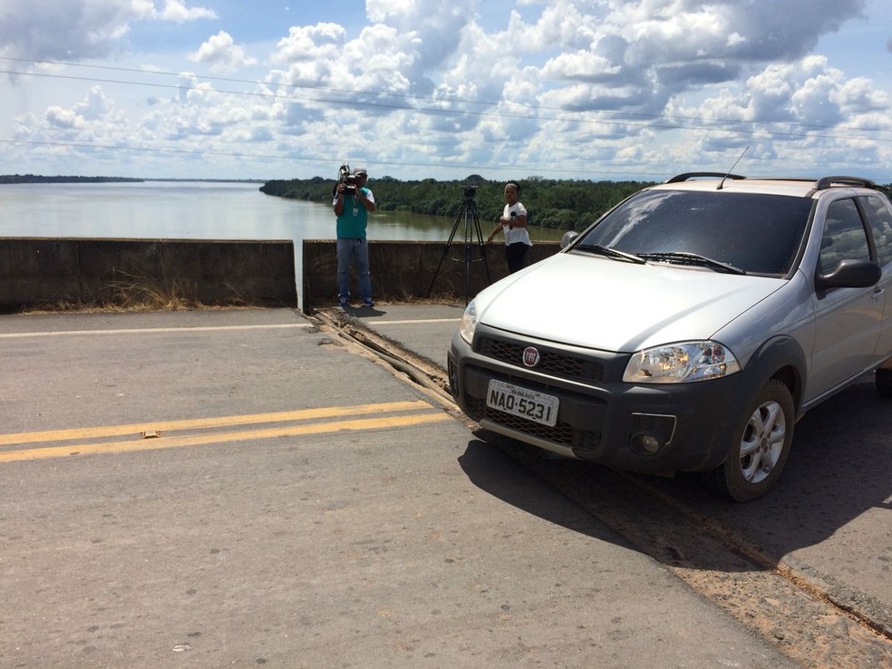 Motoristas são obrigados a reduzir a velocidade para passar no local (Foto: Alan Chaves/G1 RR)