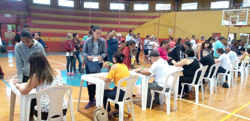 No ginásio de esportes, atendimento é feito por funcionários do CDHU e da prefeitura — Foto: Prefeitura de Pederneiras/Divulgação