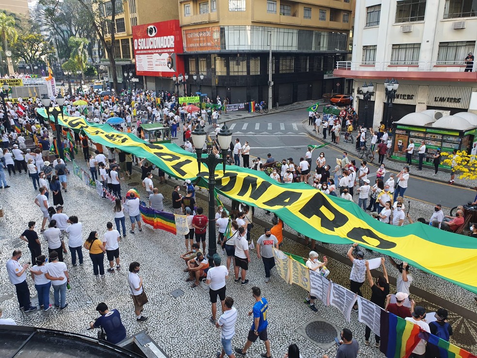 Manifestantes protestaram contra o presidente Bolsonaro, em Curitiba — Foto: Maurício Freire/RPC