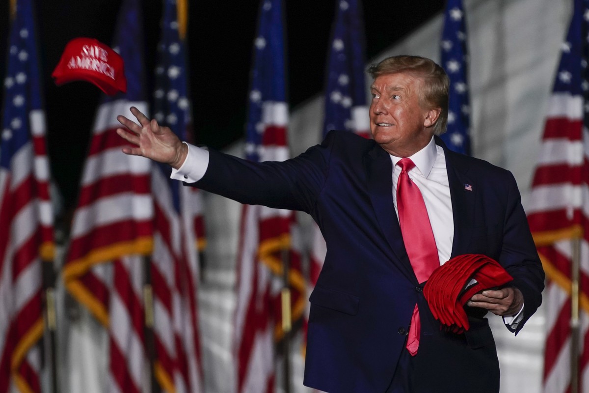 Como Trump se aproveita das buscas do FBI em sua casa em benefício próprio