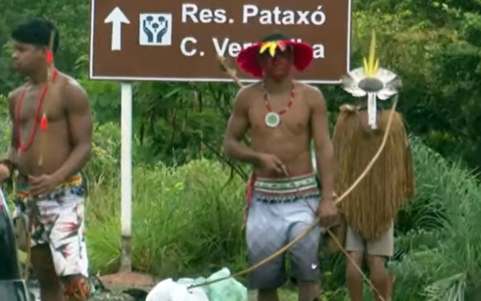 Indígenas interditam rodovia no sul da Bahia — Foto: Reprodução/TV Bahia