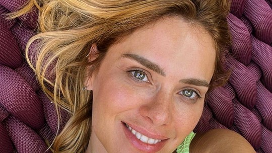 Carolina Dieckmann esbanja beleza natural ao posar sem maquiagem