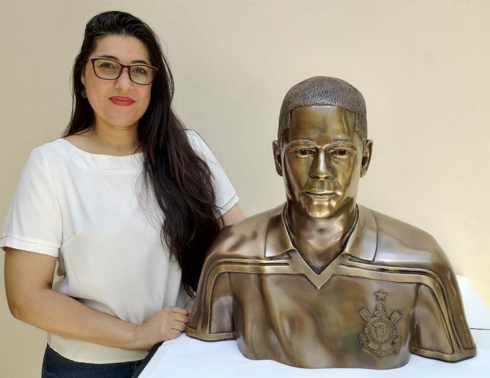 Elisângela Rosa da Silva com o busto de Marcelinho Carioca — Foto: Arquivo pessoal