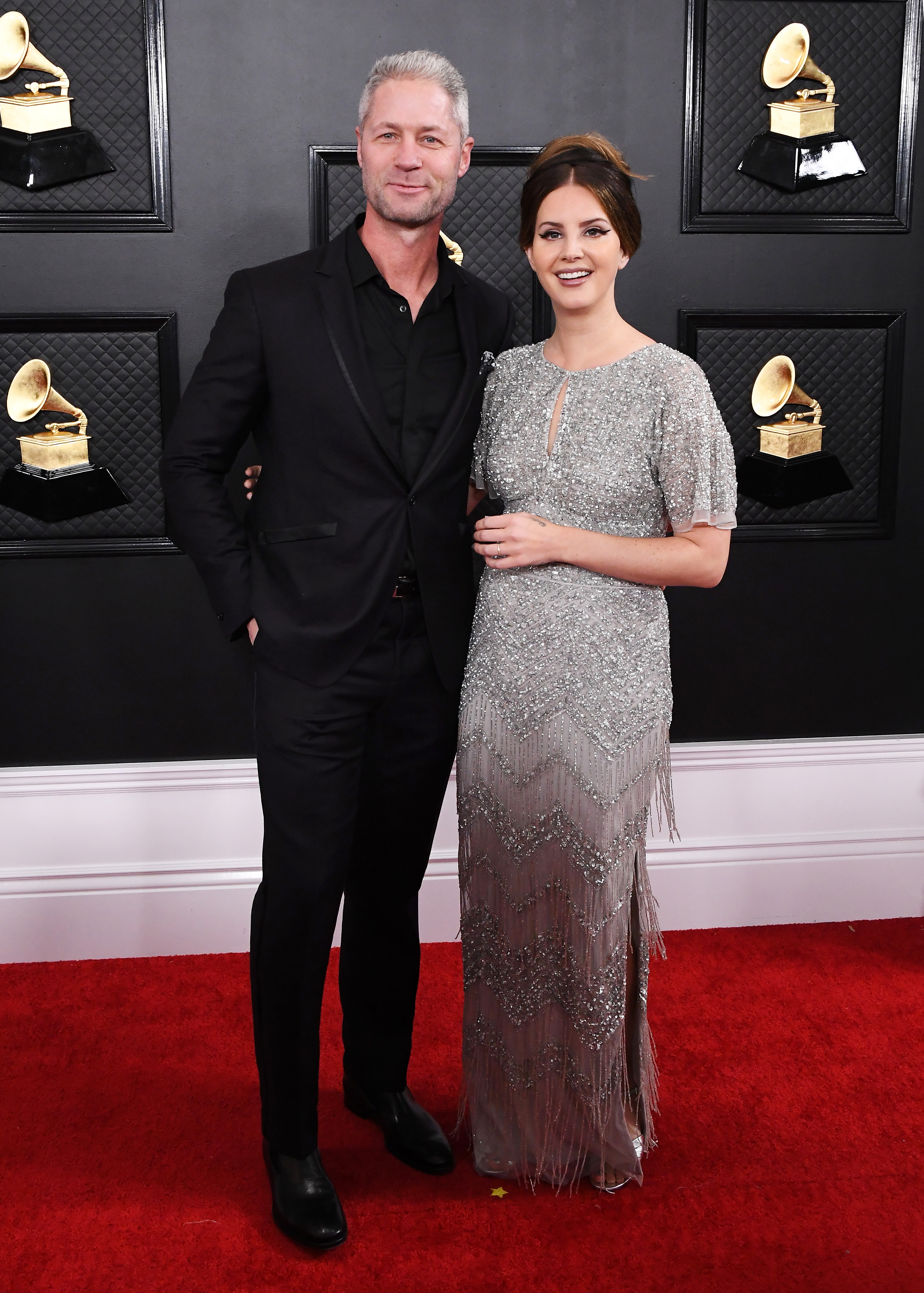 Lana Del Rey ao lado do namorado, Sean Larkin, no Grammy 2020 (Foto: Getty Images)