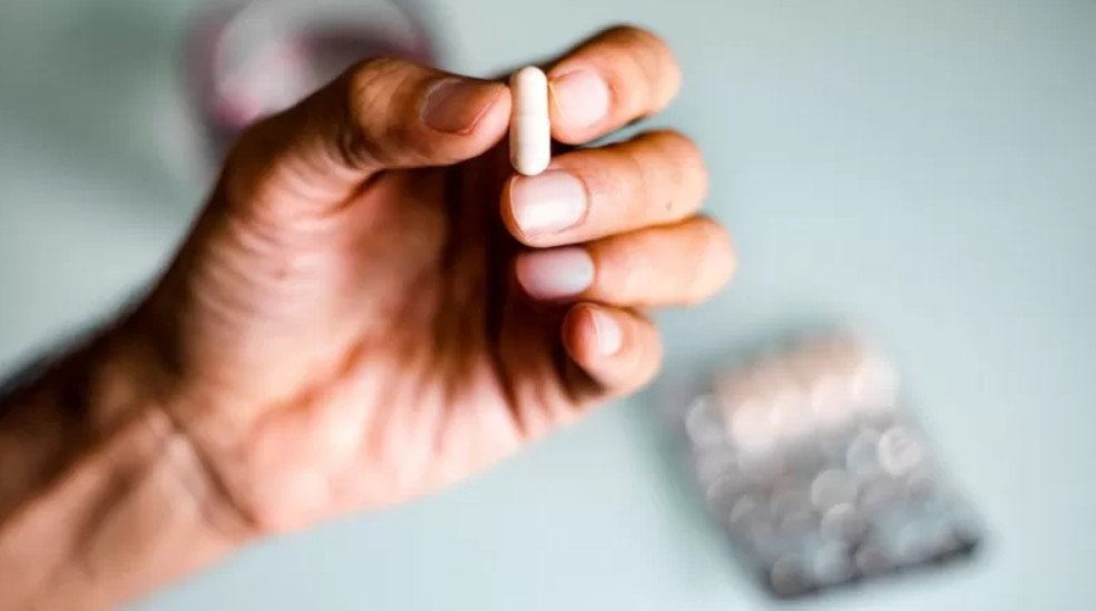 Livro 'O Império da Dor' traça o início da epidemia de opioides até o aparecimento do primeiro analgésico opioide de uso geral: OxyContin — Foto: Getty Images via BBC