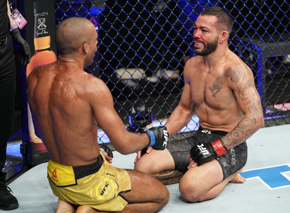  Dan Ige e Edson Barboza se cumprimentam após a luta no UFC: Overeem x Harris — Foto: Getty Images