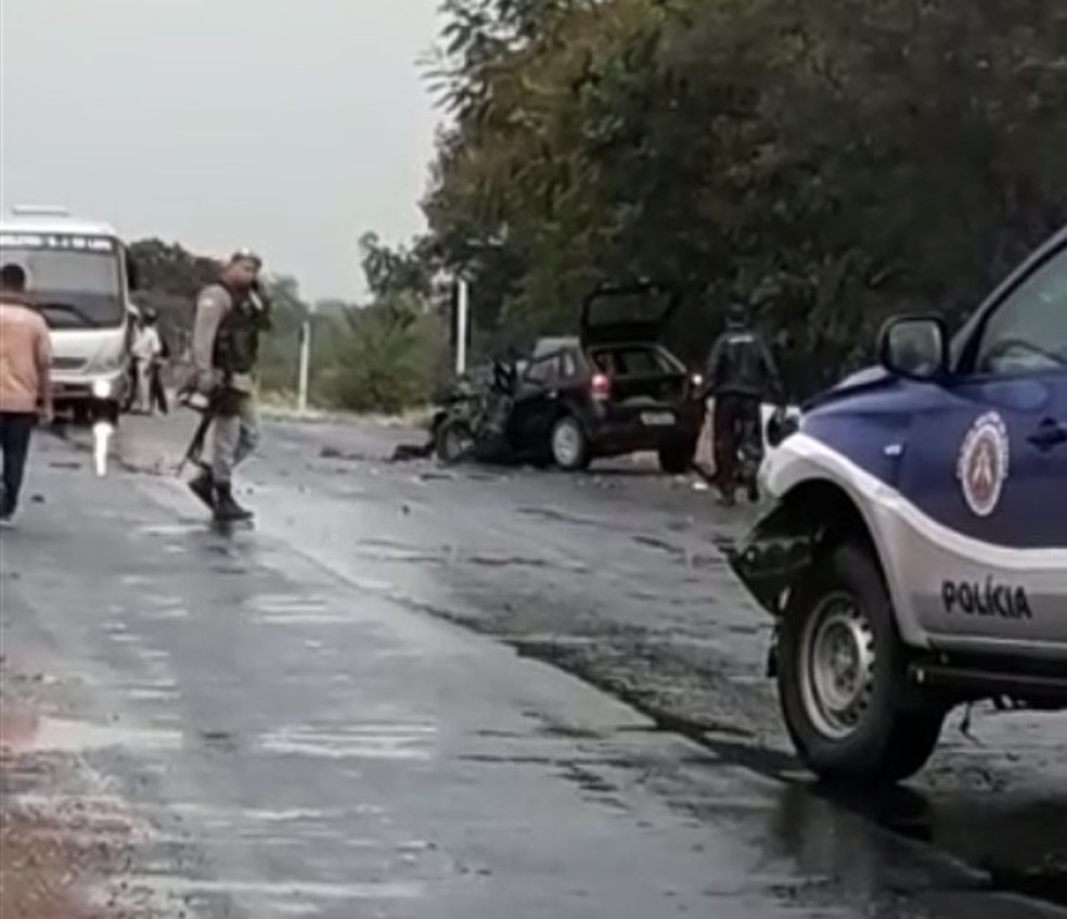 Motorista morre e policiais ficam feridos após carro colisão entre carro e viatura na BA — Foto: Divulgação/Polícia Civil