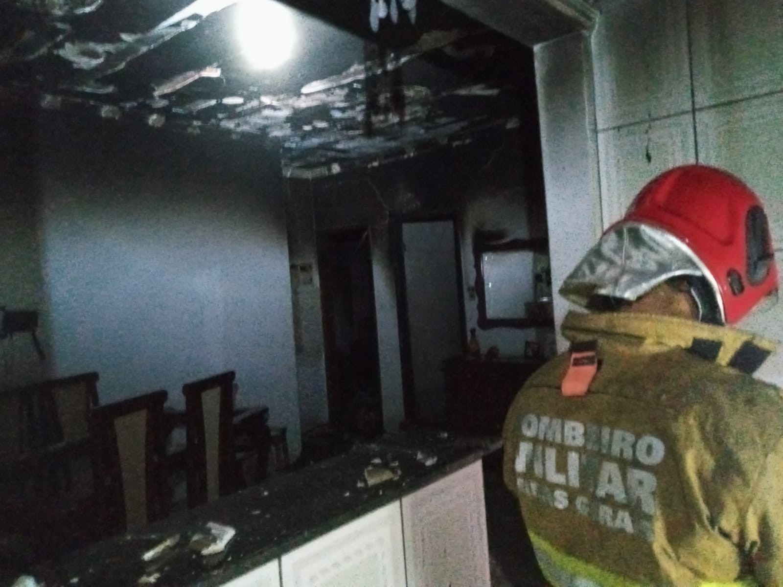 Bombeiros combatem incêndio a residência em Divinópolis