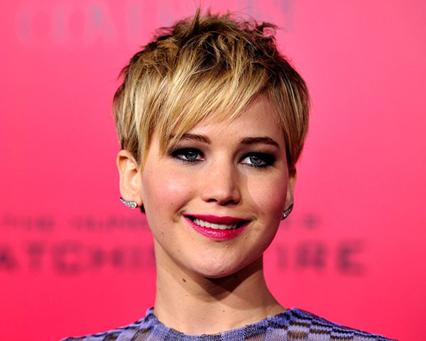Jennifer Lawrence optou por um corte bem repicado (Foto: Getty Images)