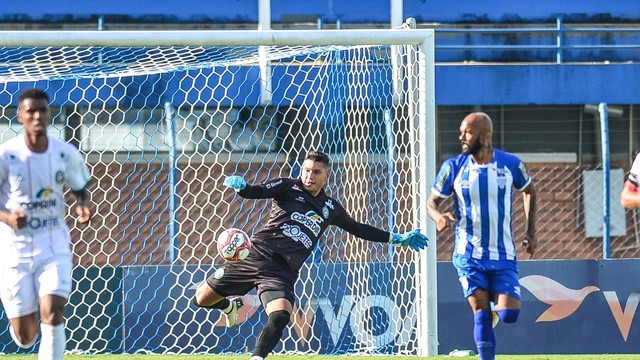 Neto Volpi se destacou com boas defesas pelo Galo do Oeste