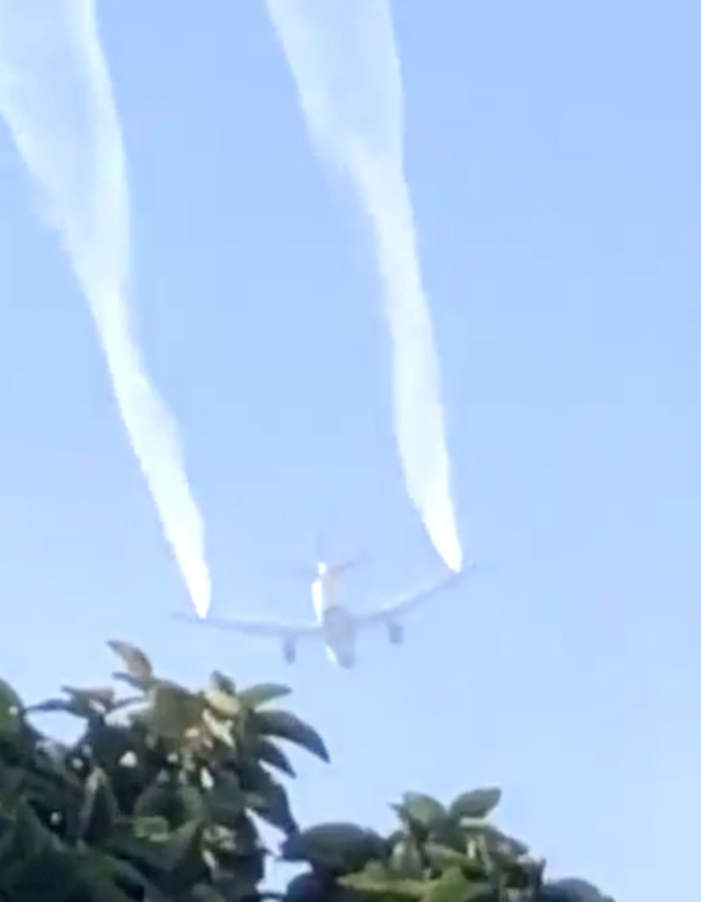 Avião que se aproximava em estado de emergência do Aeroporto Internacional de Los Angeles é visto em imagem obtida a partir de vídeo compartilhado em rede social na terça-feira (14) — Foto: Sujey Hernandez/via Reuters