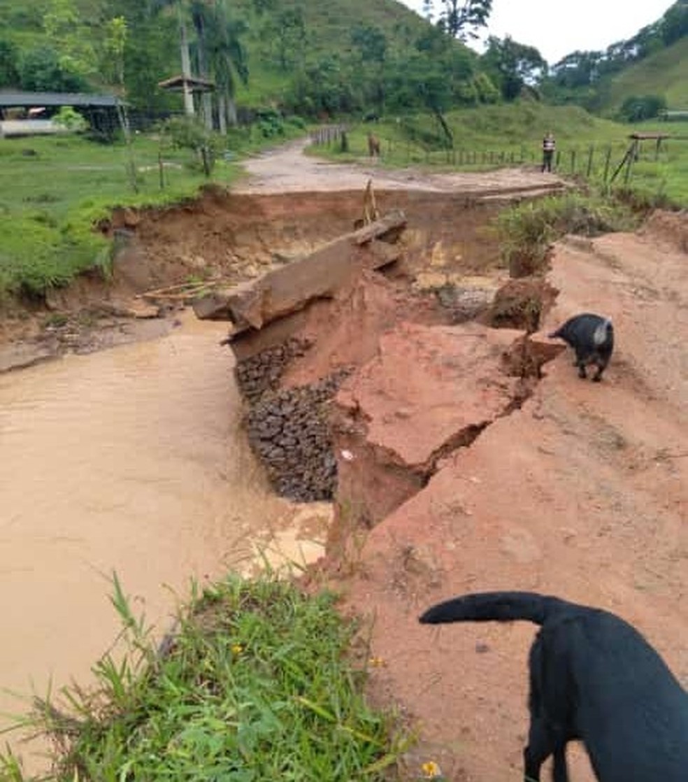 Moradores ficam ilhados em Minas Gerais  — Foto: Redes sociais 
