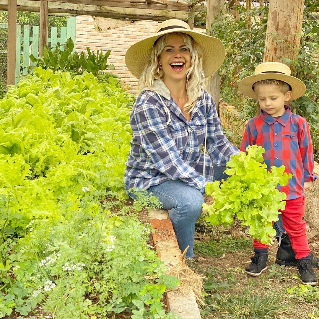 Karina Bacchi cuida de horta ao lado do filho, Enrico, e encanta web (Foto: Reprodução/Instagram)