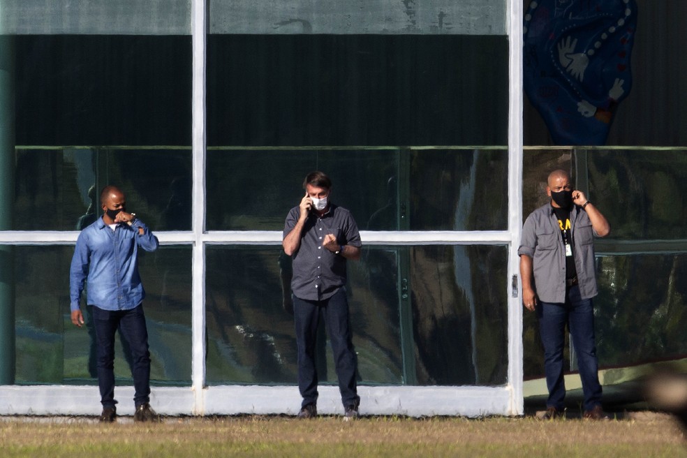10 de julho - O presidente Jair Bolsonaro é visto de máscara em frente ao Palácio do Alvorada — Foto: Eraldo Peres/AP