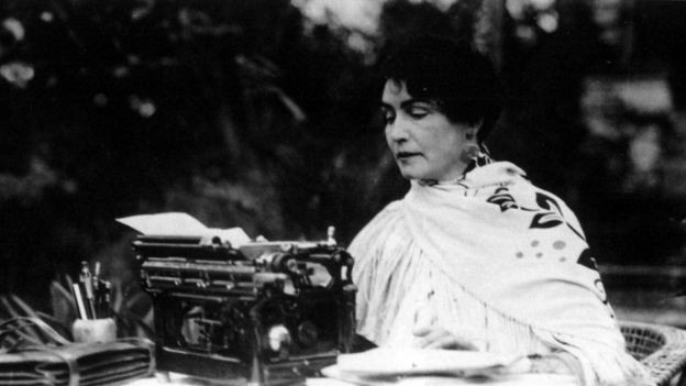 A pioneira diretora, roteirista e atriz fotografada em 1925 (Foto: GETTY IMAGES via BBC)