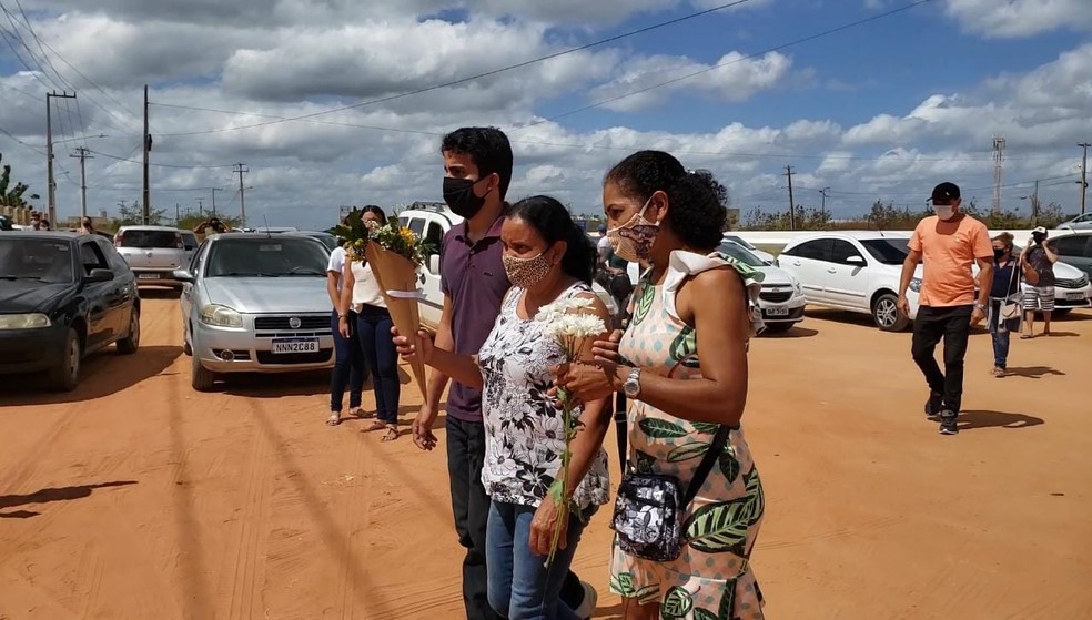 Parentes e amigos prestaram últimas homenagens durante o sepultamento — Foto: Isaiana Santos / Intertv Costa Branca