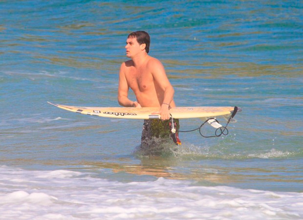 Felipe Dylon surfando na Praia do Arpoador (RJ) (Foto: JC Pereira/ AgNews)