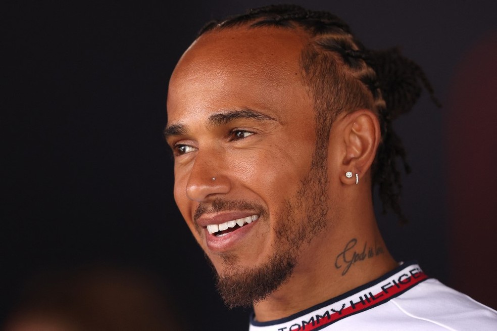 Lewis Hamilton participa de entrevistas no GP da Austrália da F1 2023 — Foto: Martin KEEP / AFP
