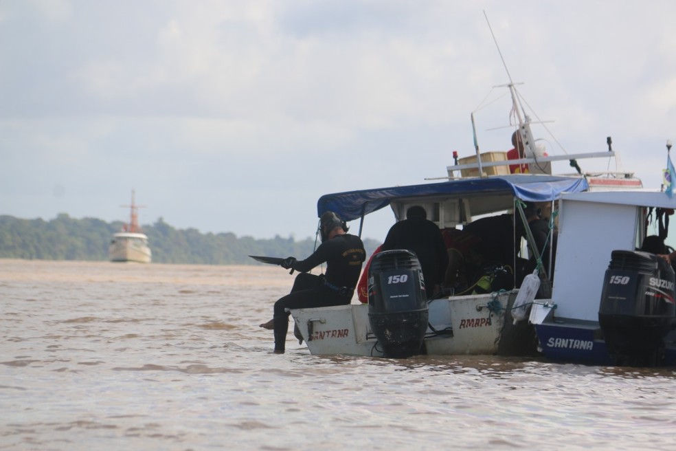 Bombeiros fazem buscas por vítimas do naufrágio do navio Anna Karoline 3, no Sul do Amapá — Foto: Prefeitura de Almeirim/Divulgação