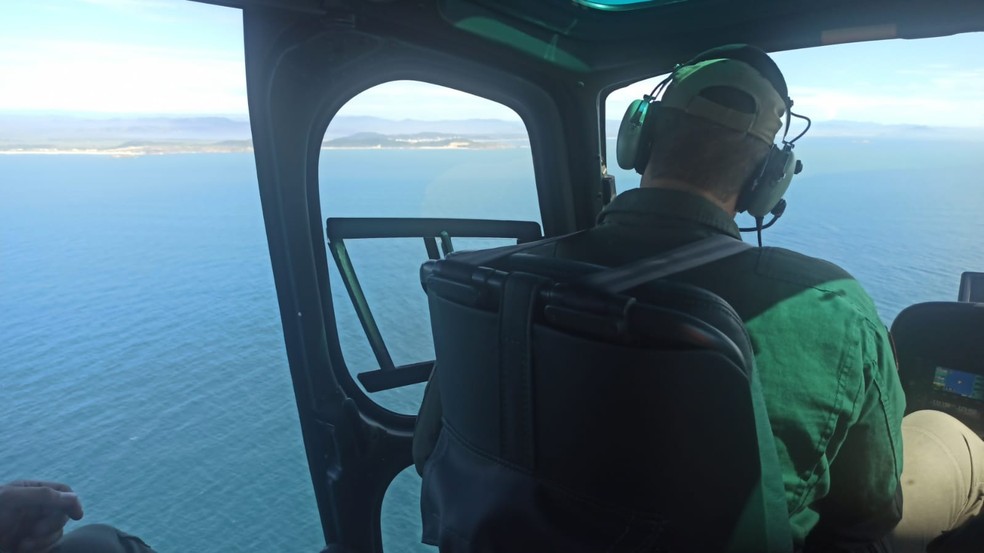 Buscas contam com apoio de equipe em helicóptero — Foto: Corpo de Bombeiros/ Divulgação