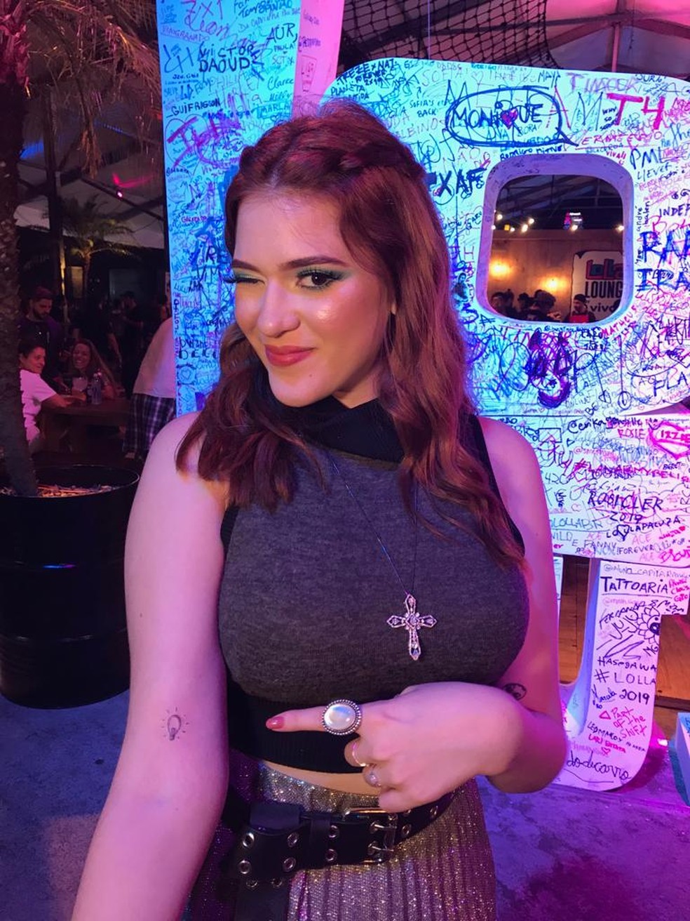 Ana clara e a tatuagem Ana Clara Lima Faz Tatuagem No Lollapalooza Lollapalooza Gshow