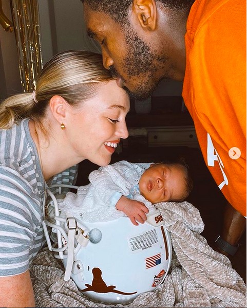 A modelo Iskra Lawrence e o jogador de futebol americano Philip Payne com o filho recém-nascido dos dois (Foto: Instagram)