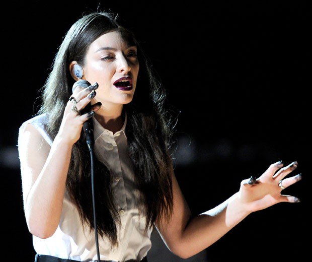 Cantora Lorde se apresenta no Grammy 2014 com as unhas "dip-dyed" (Foto: Getty Images)