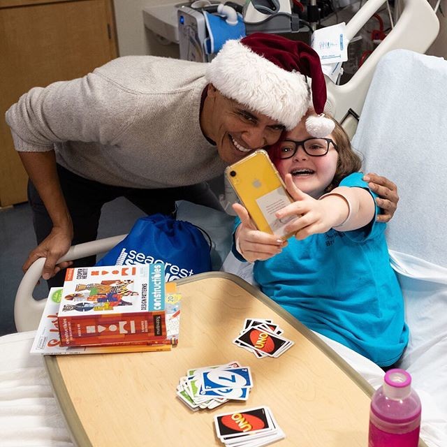 Barack Obama visitou o Children's National Hospital, em Washington D.C., vestido de Papai Noel (Foto: Reprodução/Instagram)