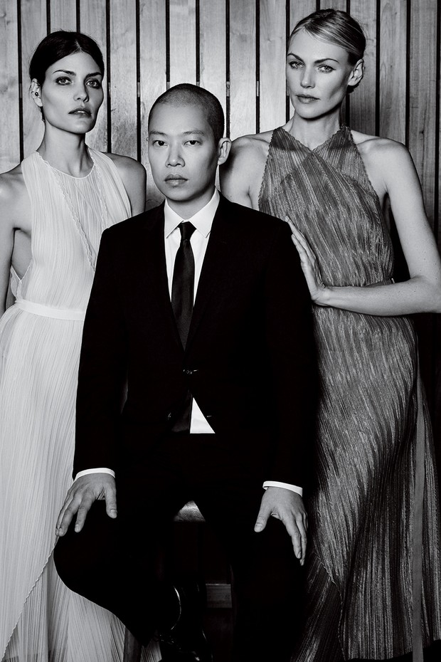 O estilista posa ao lado de Luciana e Shirley, que vestem mídis acinturados feitos de organza plissada (Foto: Nyra Lang)