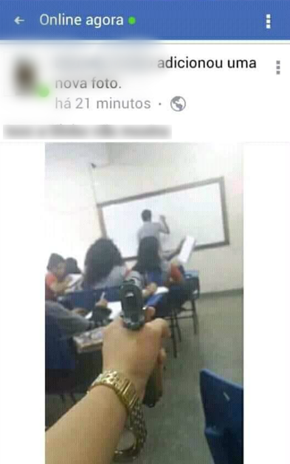Aluno ainda publicou foto em rede social ao apontar arma para professor durante aula (Foto: Reprodução)