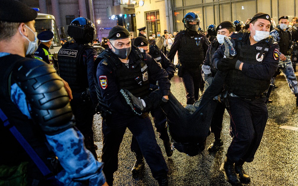 Policiais detêm participante de protesto contra a reforma que permitirá ao presidente Vladimir Putin concorrer a mais dois mandatos, em Moscou, em julho de 2020 — Foto: Dimitar Dilkoff/AFP 