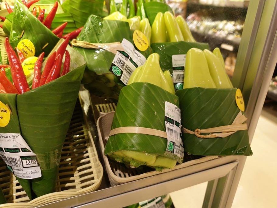 Supermercados na Ásia já utilizam a folha de bananeira para embalar produtos naturais (Foto: Reprodução/Facebook)