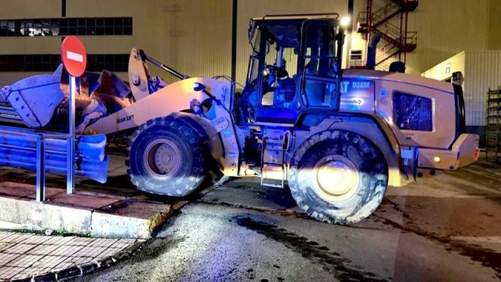 50 vans novas da Mercedes são destruídas com uma escavadeira no norte da Espanha — Foto: Reprodução/Redes Sociais